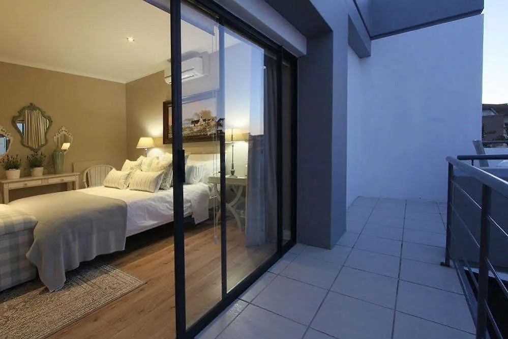 Sunset Beach Lodge & Spa Bloubergstrand Hotel